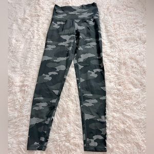Women’s camo Aerie leggings